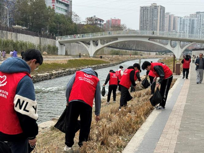 传承雷锋精神湖南交通工程学院师生开展志愿服务活动