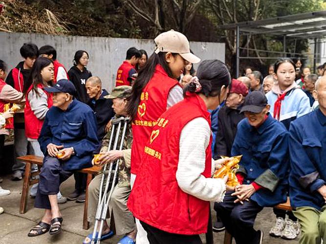 衡阳县西渡镇杨柳学校开展尊老敬老关爱活动