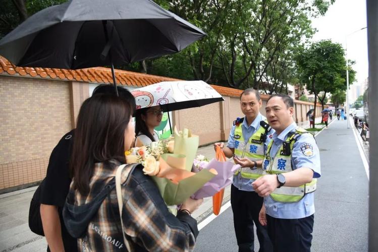 2023高考进行时｜洪江市：警察暖心护送