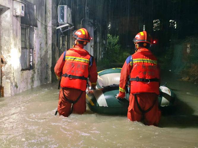 广东中山：暴雨致道路积水 应急队伍展开救援