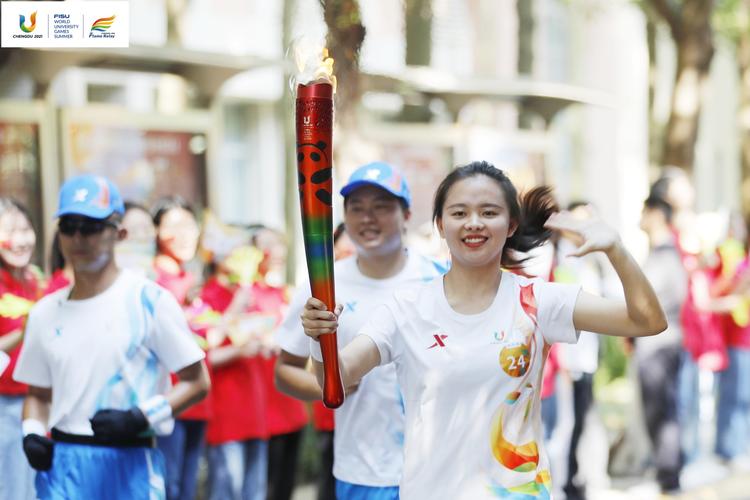 “想带火炬回家 痴迷成都文化”——泰国姑娘难忘成都大运会开幕式火炬手经历