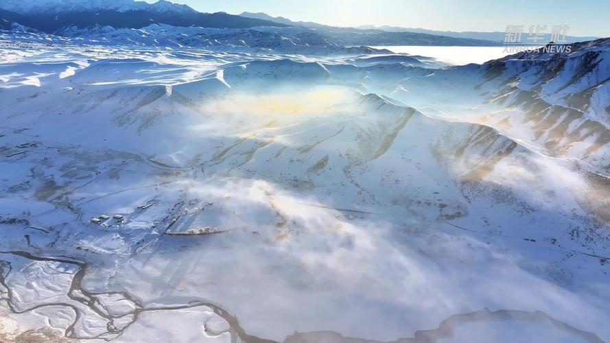 千城胜景丨新疆昌吉市：丹青墨色染群山 雄鹿灵动跨雪原